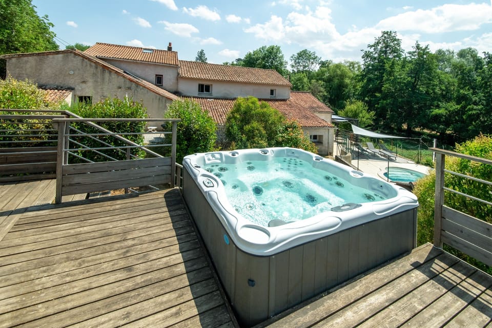 Outdoor spa tub