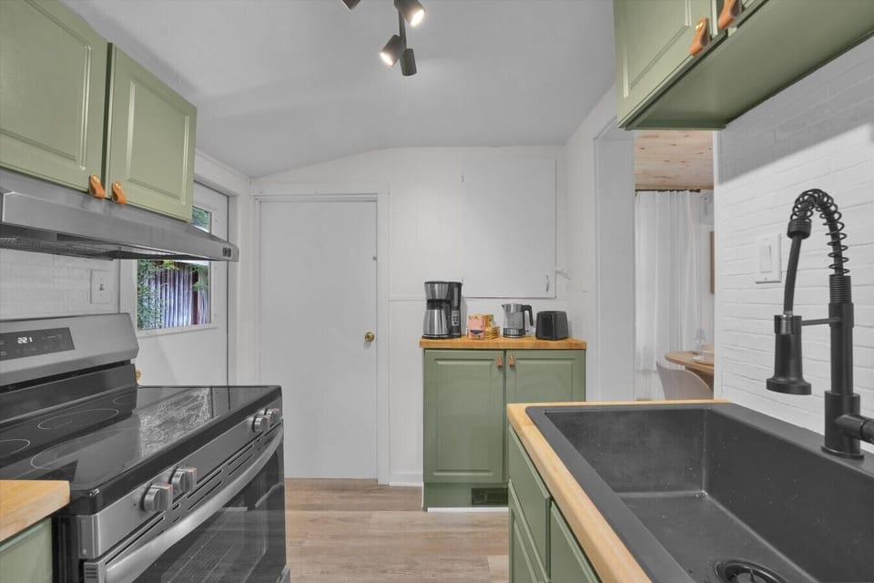 A fully equipped kitchen makes preparing breakfast, snacks and family dinners effortless.