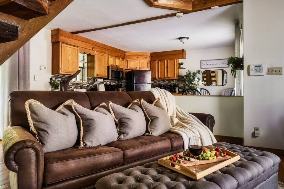 Our cabin's cozy little living room. This sofa also pulls out for two additional guests (allowing for 4 total guests)

(Please Note: Food and drinks are not included with reservation)