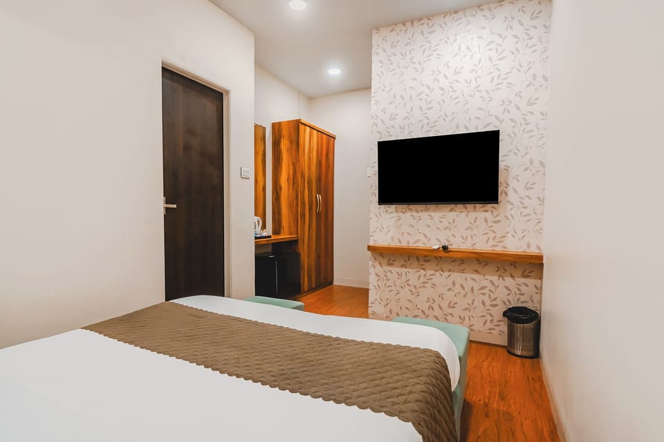 Deluxe Room | Egyptian cotton sheets, premium bedding, desk, WiFi (free)