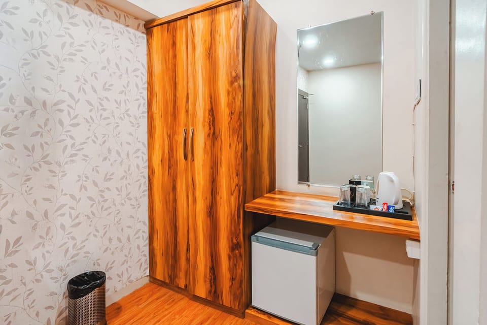 Egyptian cotton sheets, premium bedding, desk, WiFi (free)