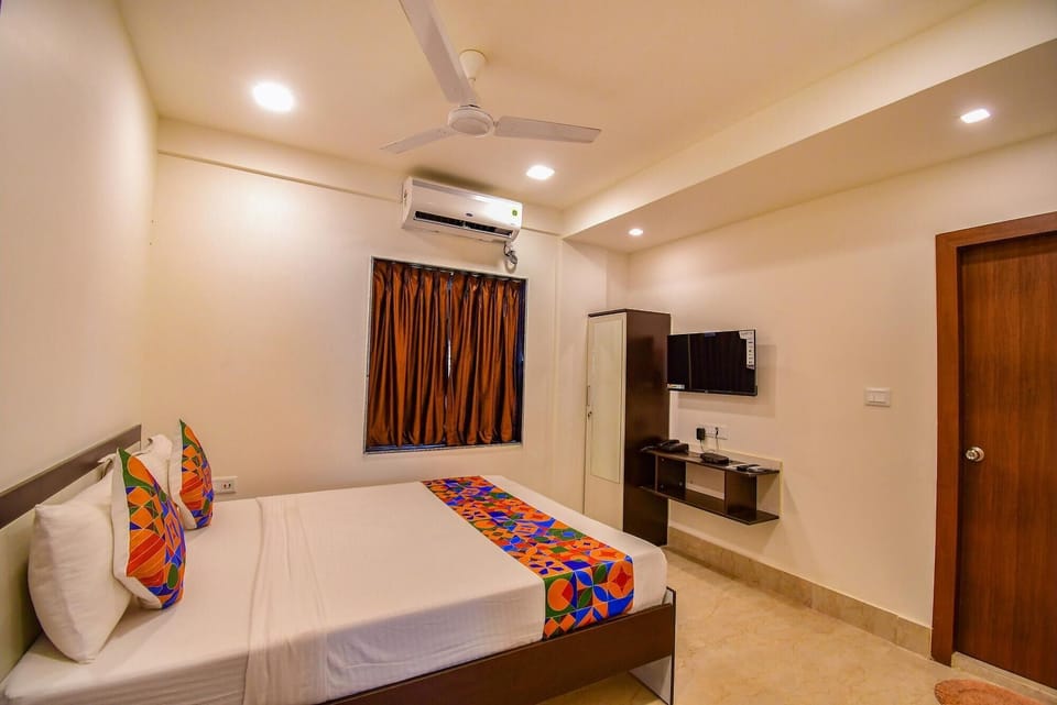 Egyptian cotton sheets, premium bedding, desk, WiFi (free)