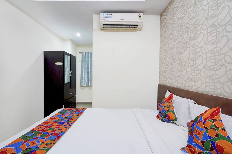 Egyptian cotton sheets, premium bedding, desk, WiFi (free)