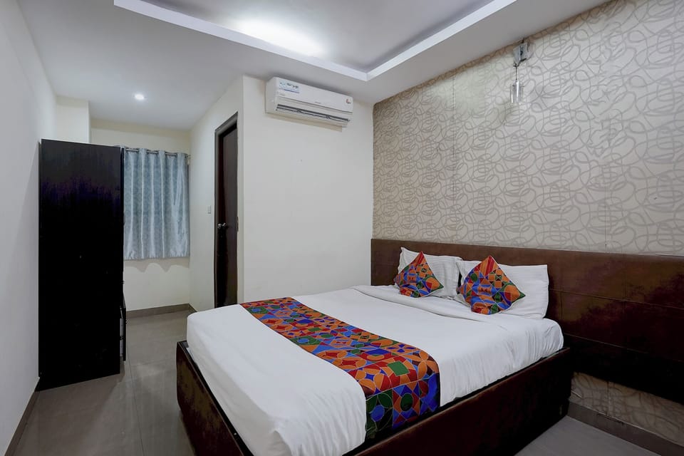 Deluxe Room | Egyptian cotton sheets, premium bedding, desk, WiFi (free)