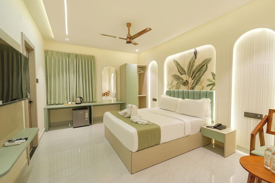 Egyptian cotton sheets, premium bedding, in-room safe, desk