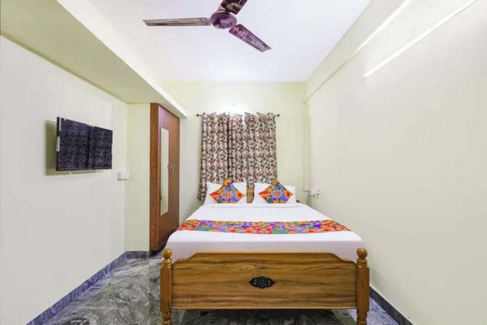 Egyptian cotton sheets, premium bedding, in-room safe, desk