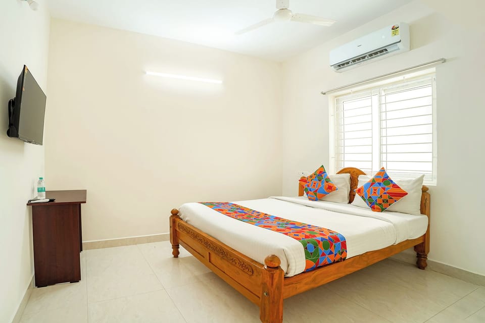 Egyptian cotton sheets, premium bedding, in-room safe, desk