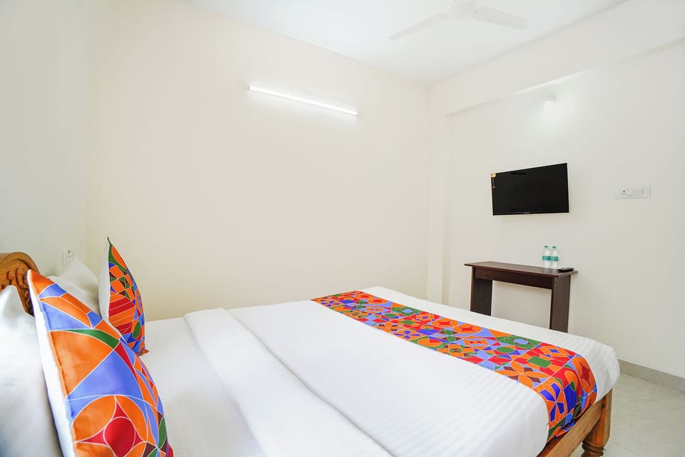 Egyptian cotton sheets, premium bedding, in-room safe, desk