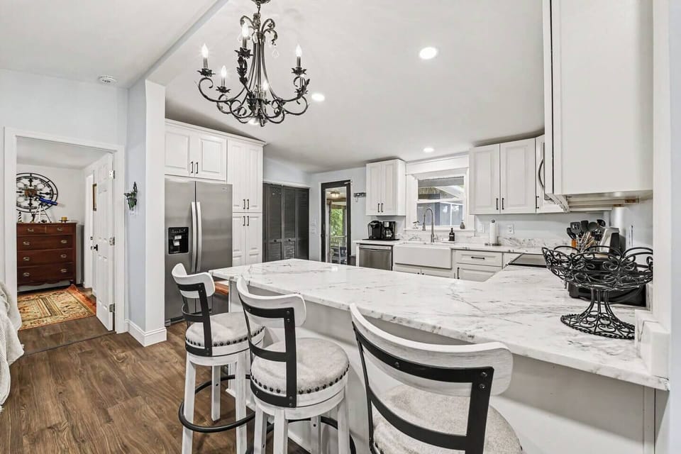 Spacious breakfast bar with plenty of room for serving meals & snacks