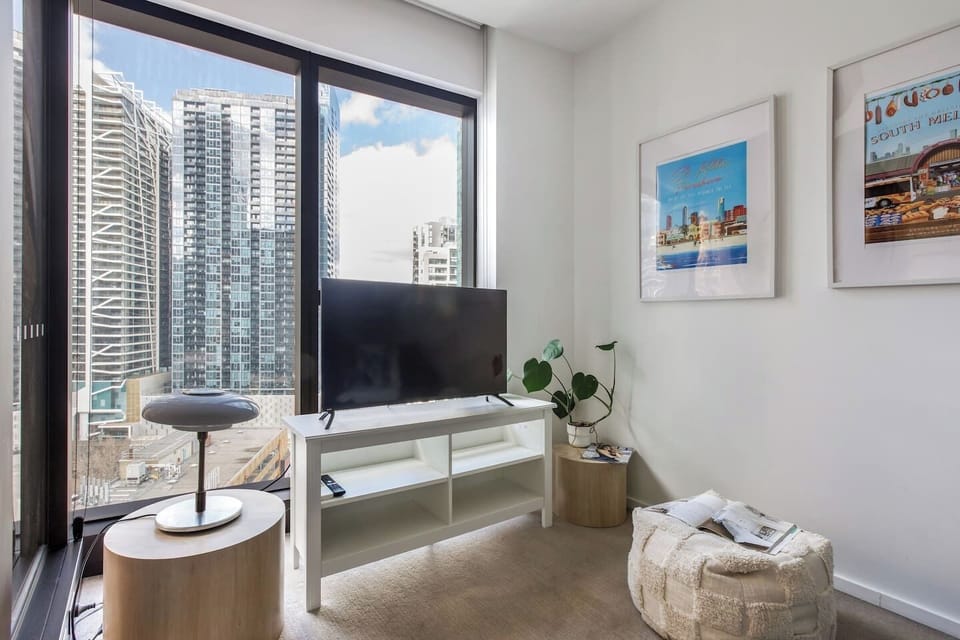 Enjoy sweeping city views through floor-to-ceiling windows, bringing Melbourne’s skyline directly into your space.