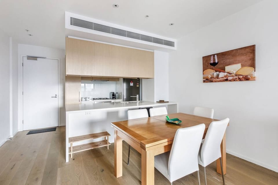 Share home-cooked meals or enjoy takeaway from Southbank’s eateries around the dining table.