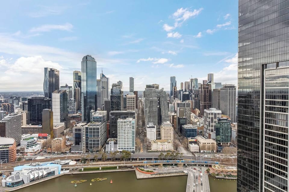 Admire uninterrupted outlooks over Melbourne’s landmarks and the scenic Yarra River.