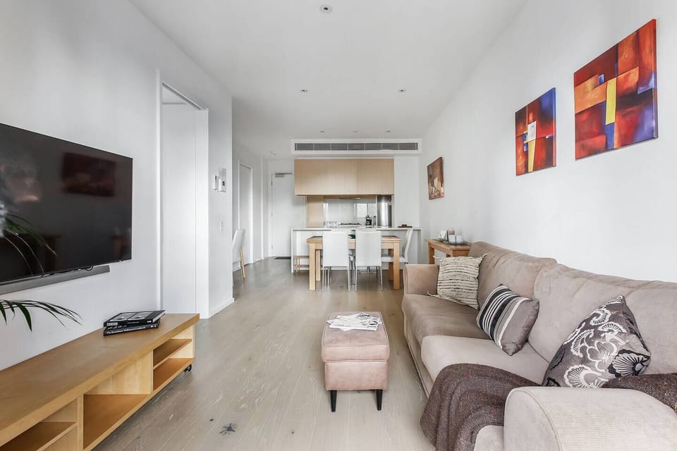 Move easily through the single-level apartment, where the central dining area invites relaxed gatherings and connects seamlessly to the kitchen, lounge and bedrooms.