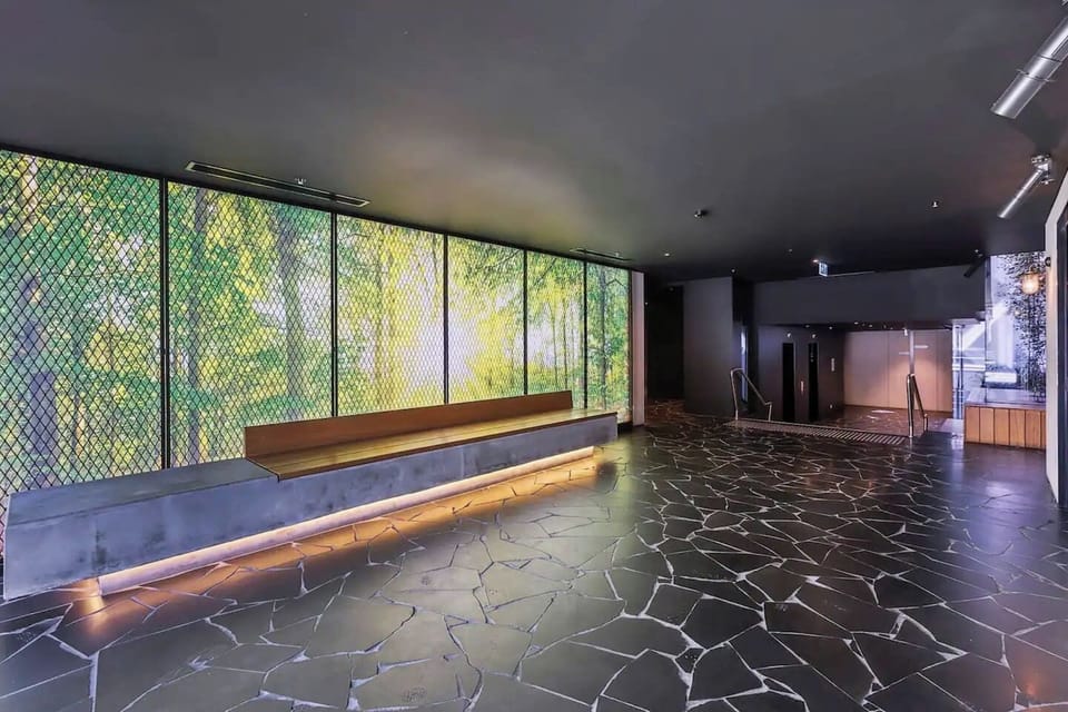 Arrive through a clean, secure lobby that reflects the apartment’s contemporary feel and easy lift access.