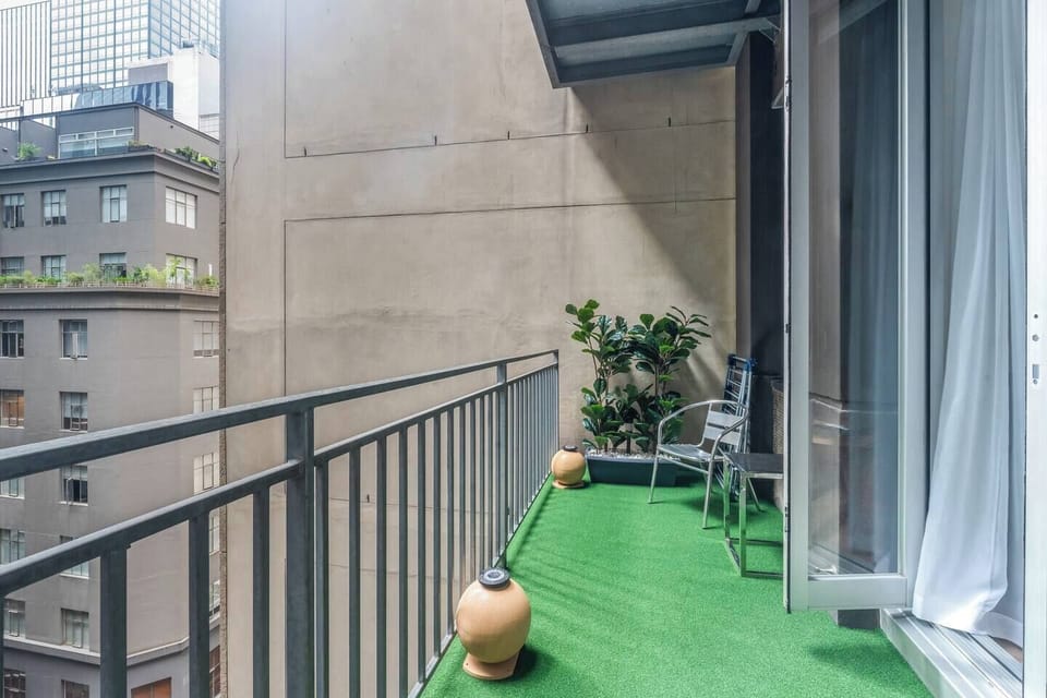 Step onto the private balcony for fresh air and a quiet pause before heading out to nearby cafés, restaurants and Melbourne’s vibrant laneways.