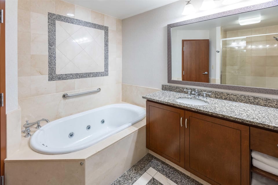 Combined shower/tub, free toiletries, hair dryer, towels