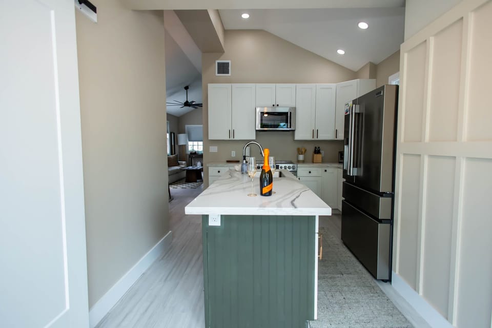 Luxury Fully Equipped Kitchen with Second Bathroom Entrance