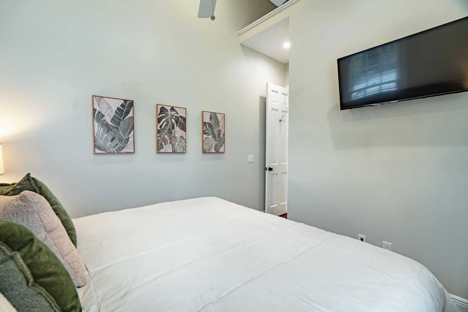 Luxury King Bedroom with Smart TV with ROKU Guest Mode