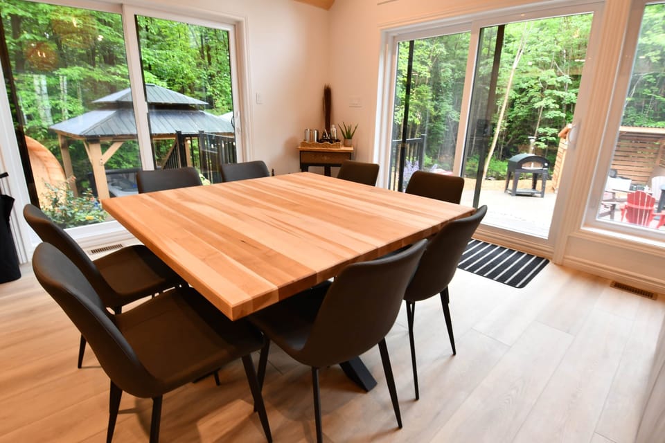 Perfect square table for convivial meals with family and friends