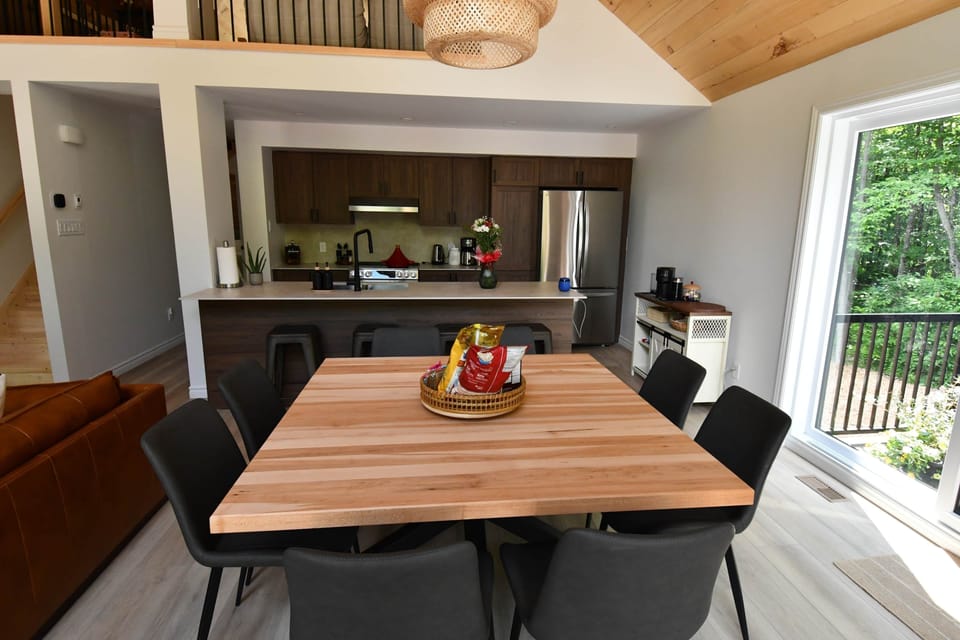 Fully equipped kitchen and large kitchen island (with stools) for chatting while cooking