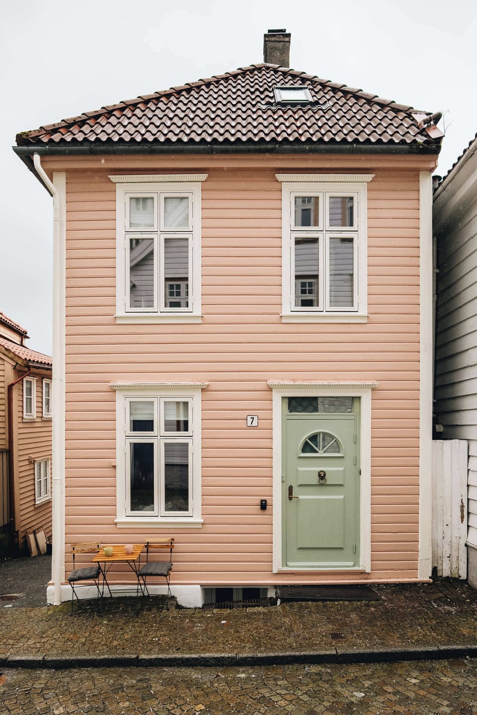 The charming facade of Skivebakken 7, located in a peaceful yet central area of Bergen.
