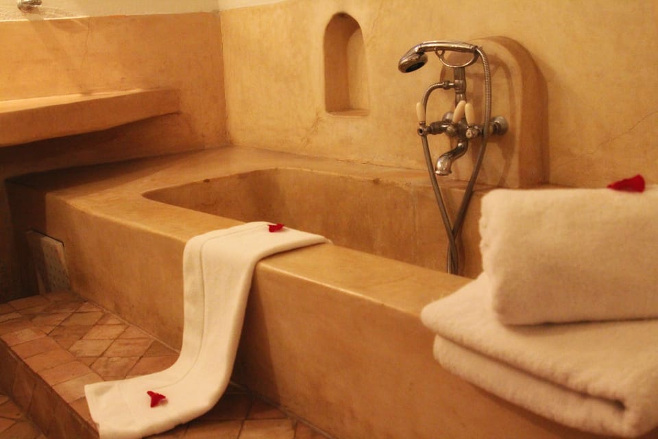 Suite, Private Bathroom (1er étage avec 2 chambres) | Bathroom | Shower, free toiletries, hair dryer, towels