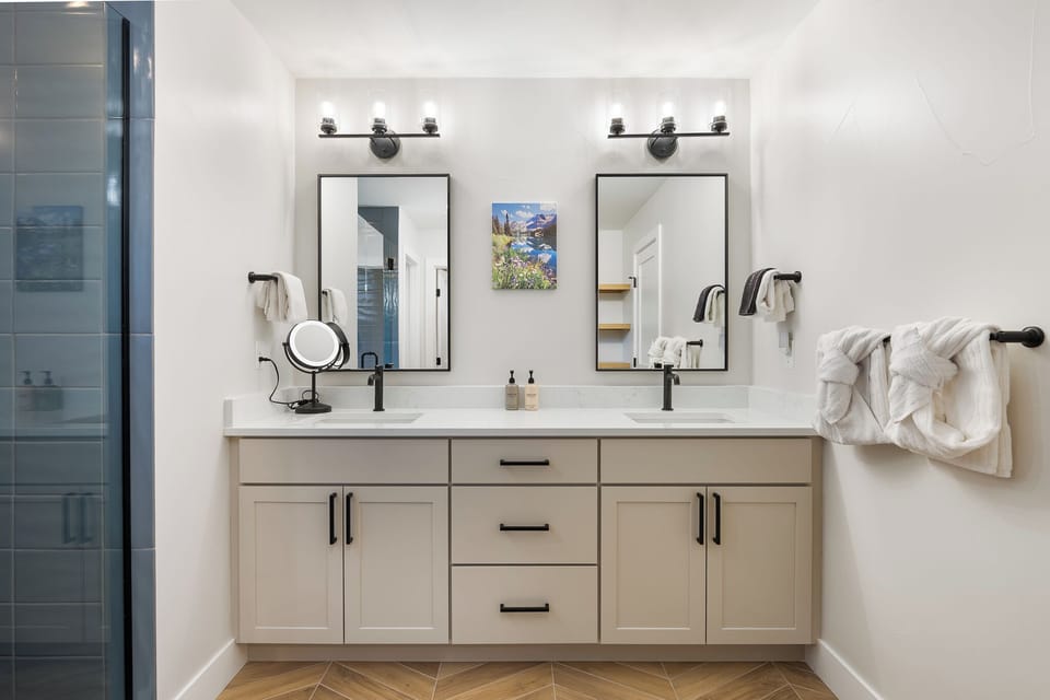 Master En-suite Bath W/ Dual Sinks