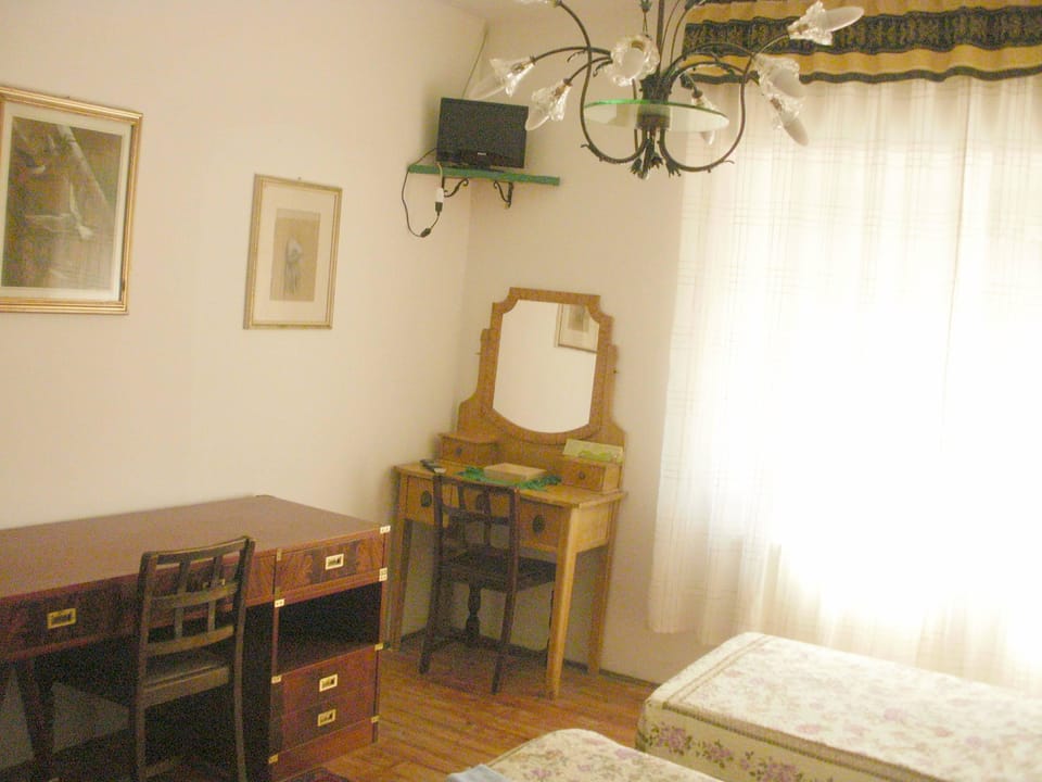 Double Room, Shared Bathroom | Desk