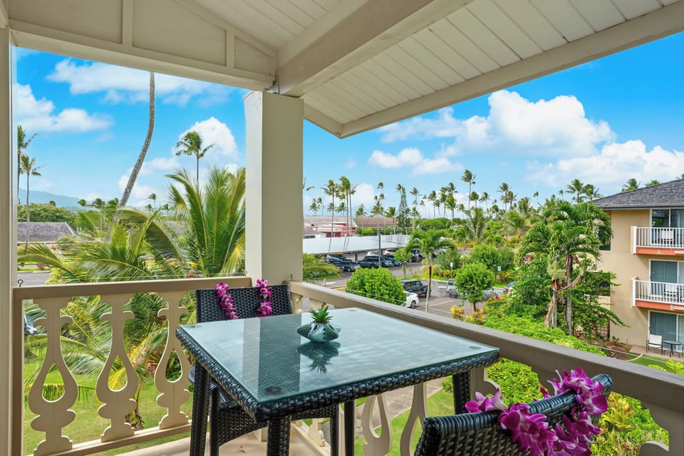 Beautiful Corner Lanai with Mountain Views