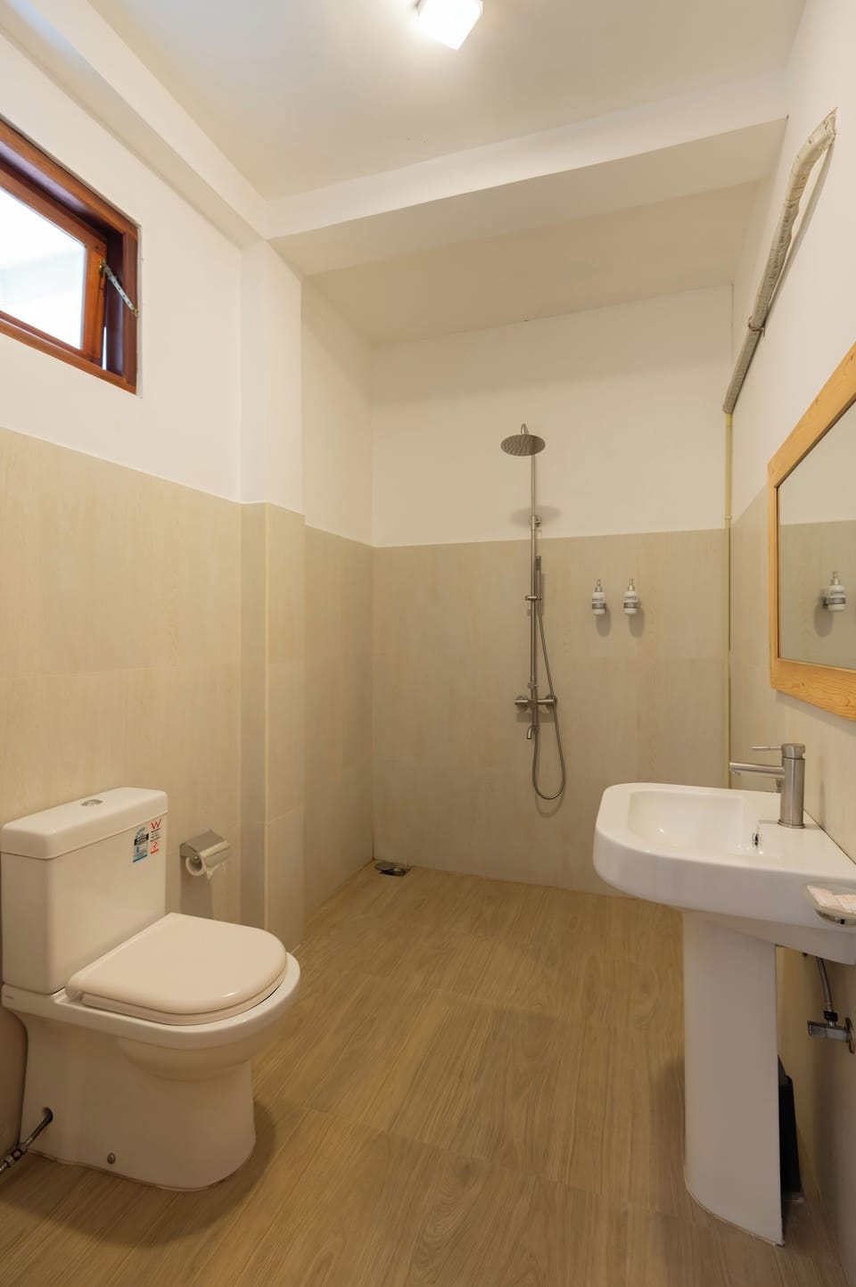 Shower, rainfall showerhead, free toiletries, hair dryer
