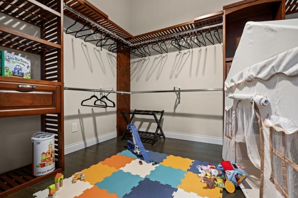 Younger guests get a playful space of their own, giving kids room to unwind while the adults enjoy some downtime nearby.