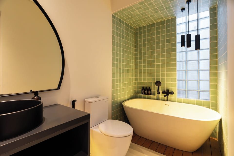 Deluxe Double or Twin Room, Non Smoking | Bathroom | Shower, hair dryer, towels, soap