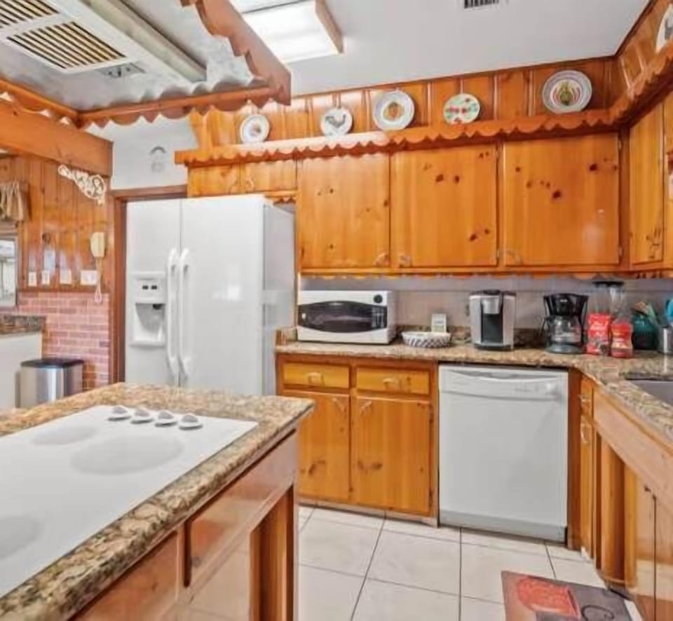 Fully equipped kitchen with island