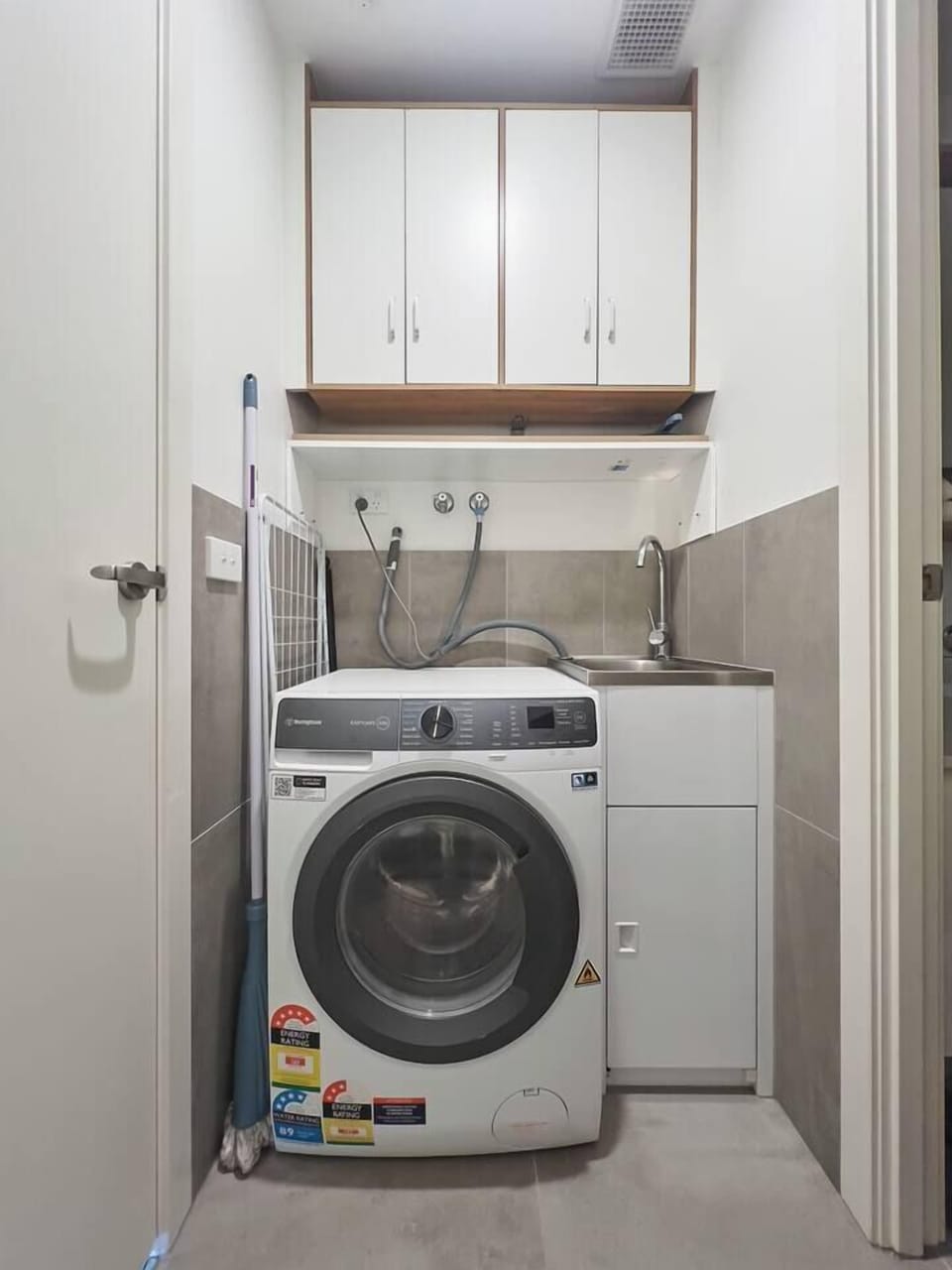 The washing machine adds to your everyday convenience and is ideal for longer stays.