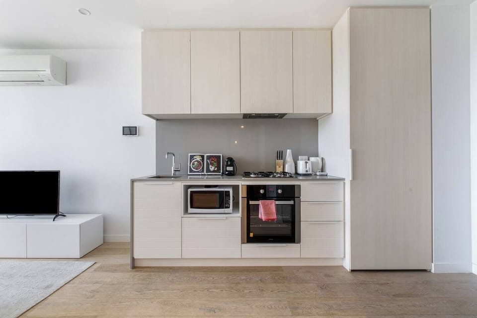 The built-in dishwasher in this kitchen makes dinner clean up a doddle.

