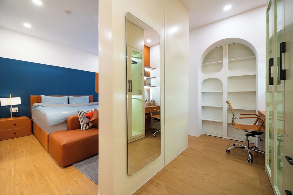 Signature Studio Suite, Balcony | Desk, laptop workspace, WiFi (free), bed sheets