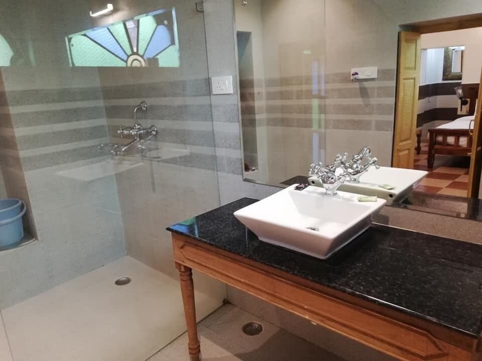Semi Deluxe Room | Bathroom | Combined shower/tub, free toiletries, hair dryer, towels