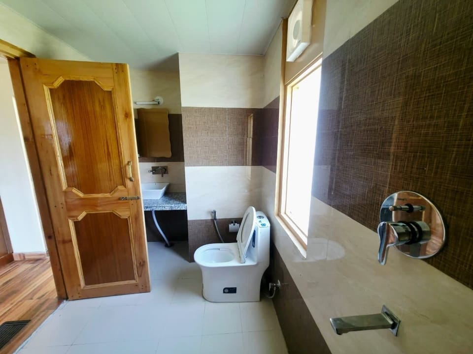 Deluxe Room | Bathroom | Shower, free toiletries, soap