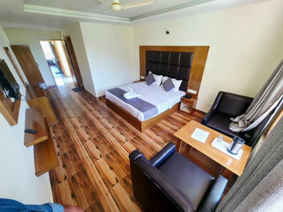 Deluxe Room | Rollaway beds (surcharge), bed sheets