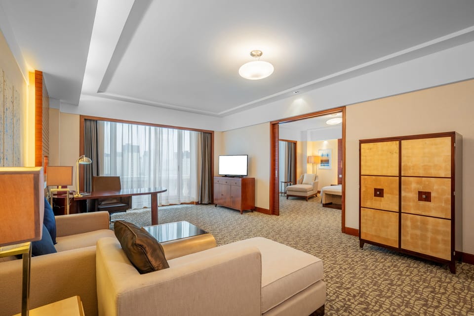 Business Suite | Pillowtop beds, minibar (free items), desk, laptop workspace