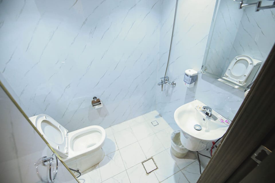 Basic Quadruple Room | Bathroom | Separate tub and shower, free toiletries, towels, soap