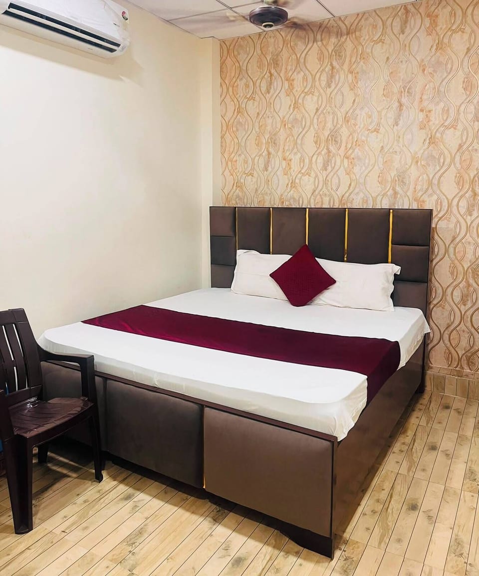 Superior Room | Rollaway beds (surcharge), bed sheets