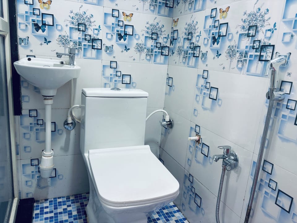 Deluxe Room | Bathroom | Shower, free toiletries, soap