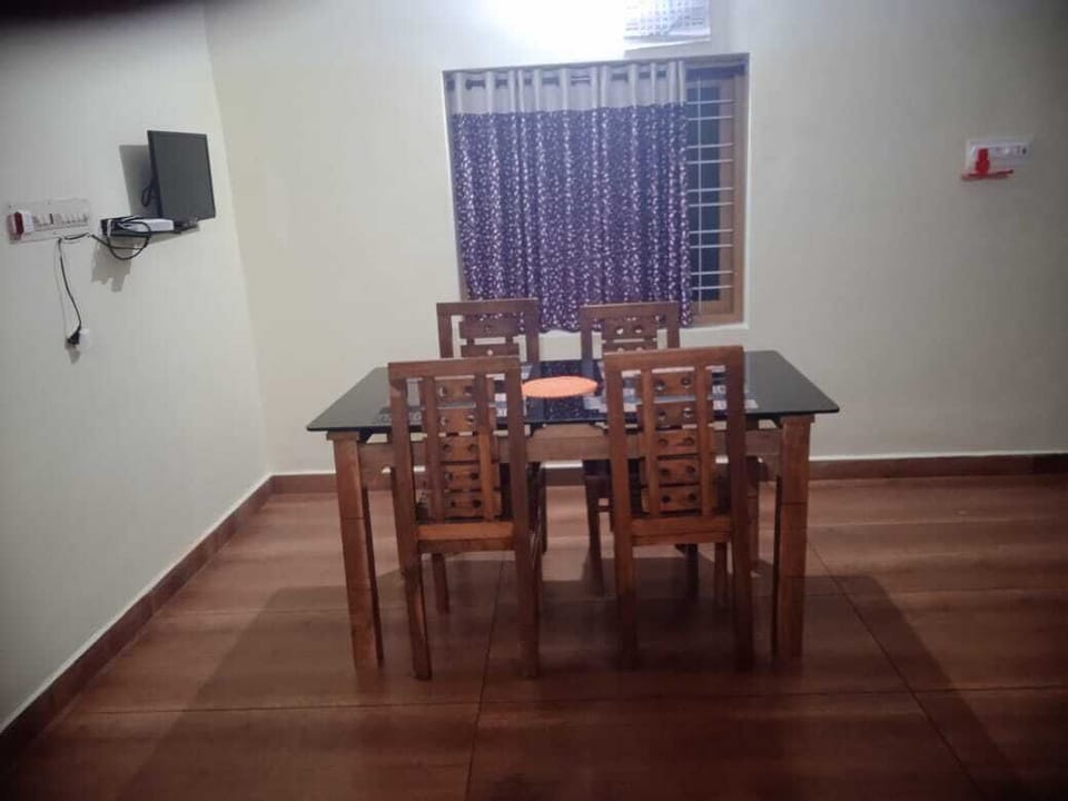 Family Quadruple Room, Balcony, Mountain View | Dining