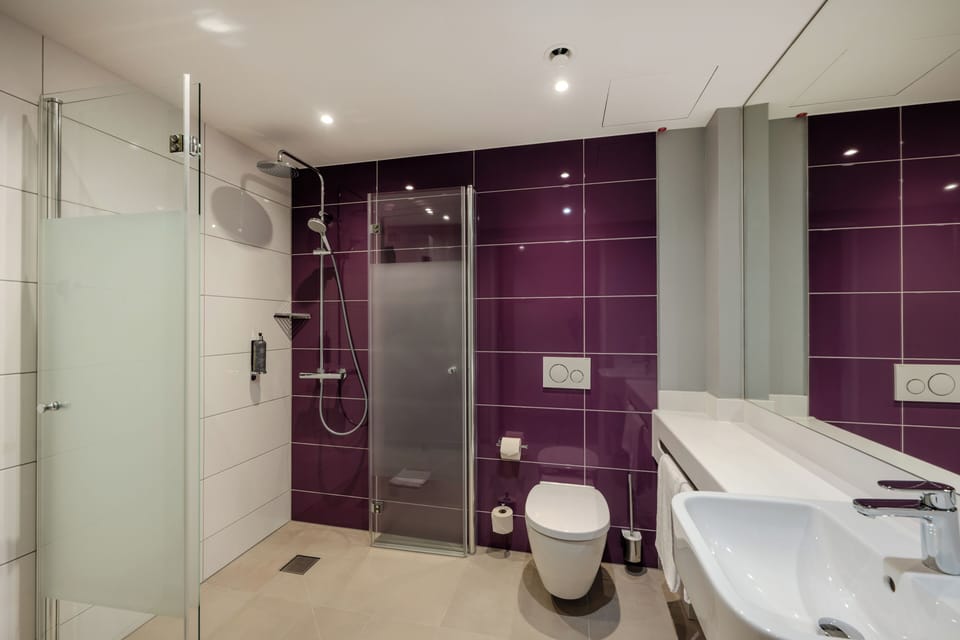 Room, Accessible Bathtub, Non Smoking | Bathroom | Hair dryer, towels, soap, shampoo