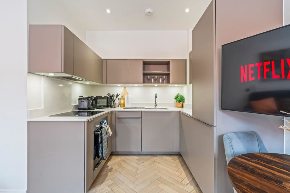 Cook, relax and stream your favourite shows without missing a moment together, thanks to an open plan layout designed for easy, sociable stays.