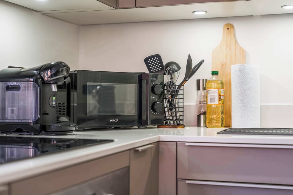 From morning coffee to relaxed evenings in, the well equipped kitchen makes self catering simple throughout weekend breaks and longer business stays.