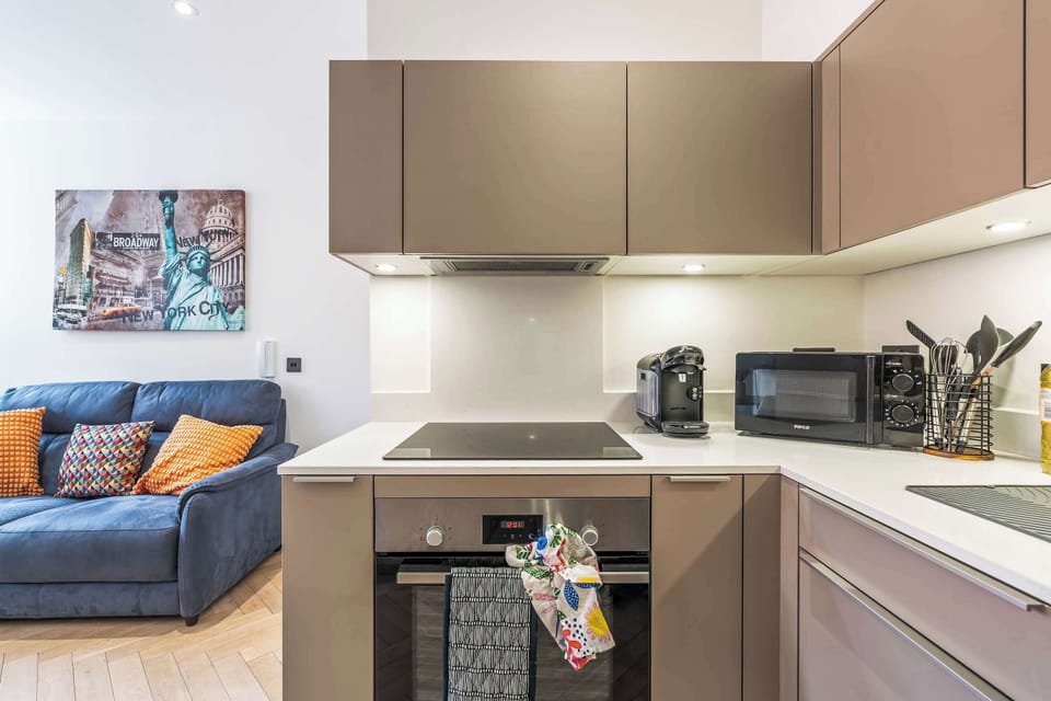 Whether preparing a quick breakfast before work or dinner before a night out, the modern kitchen gives you the freedom and convenience of dining at home.
