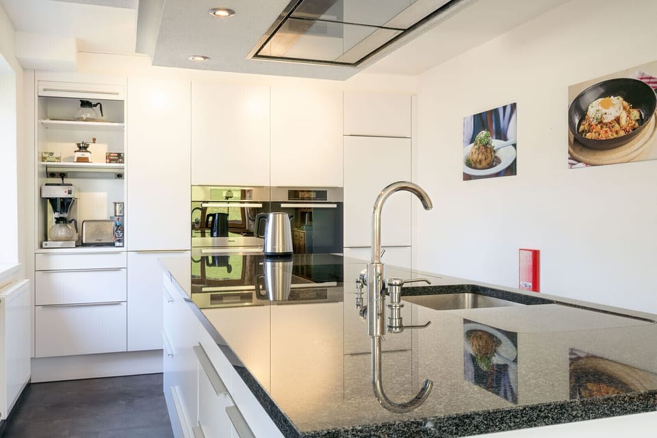 Large Hochfilzen vacation rental with kitchen island, full kitchen and practical space for families, friends or group stays.
