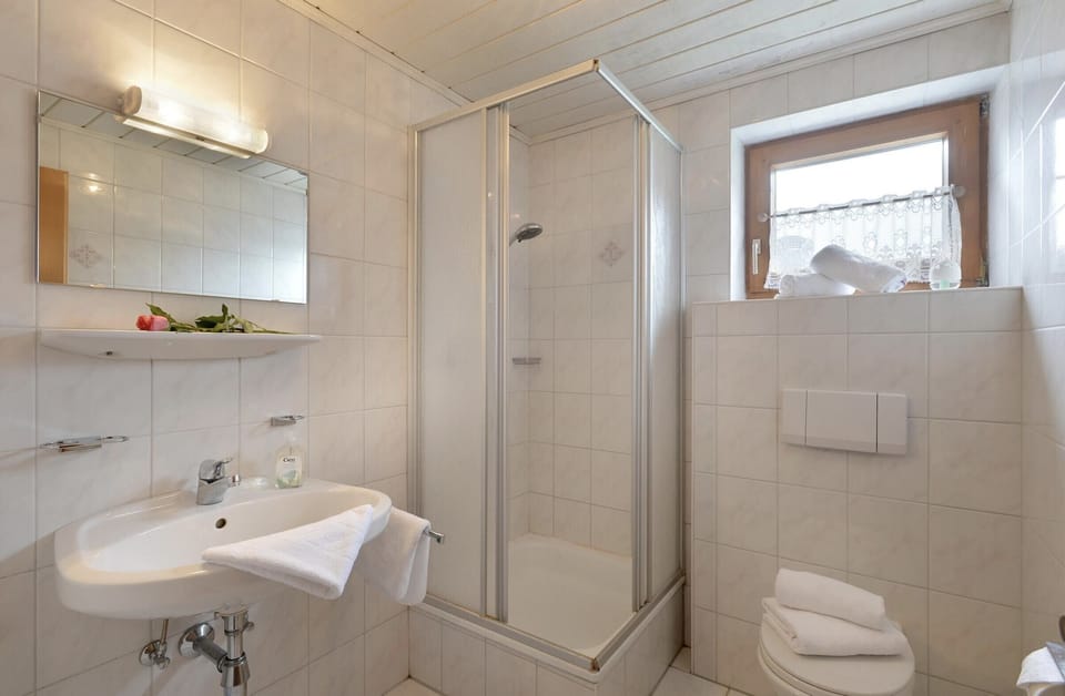 Westendorf vacation rental with modern bathroom, shower, toilet and practical amenities for ski trips, hiking days and family vacations.